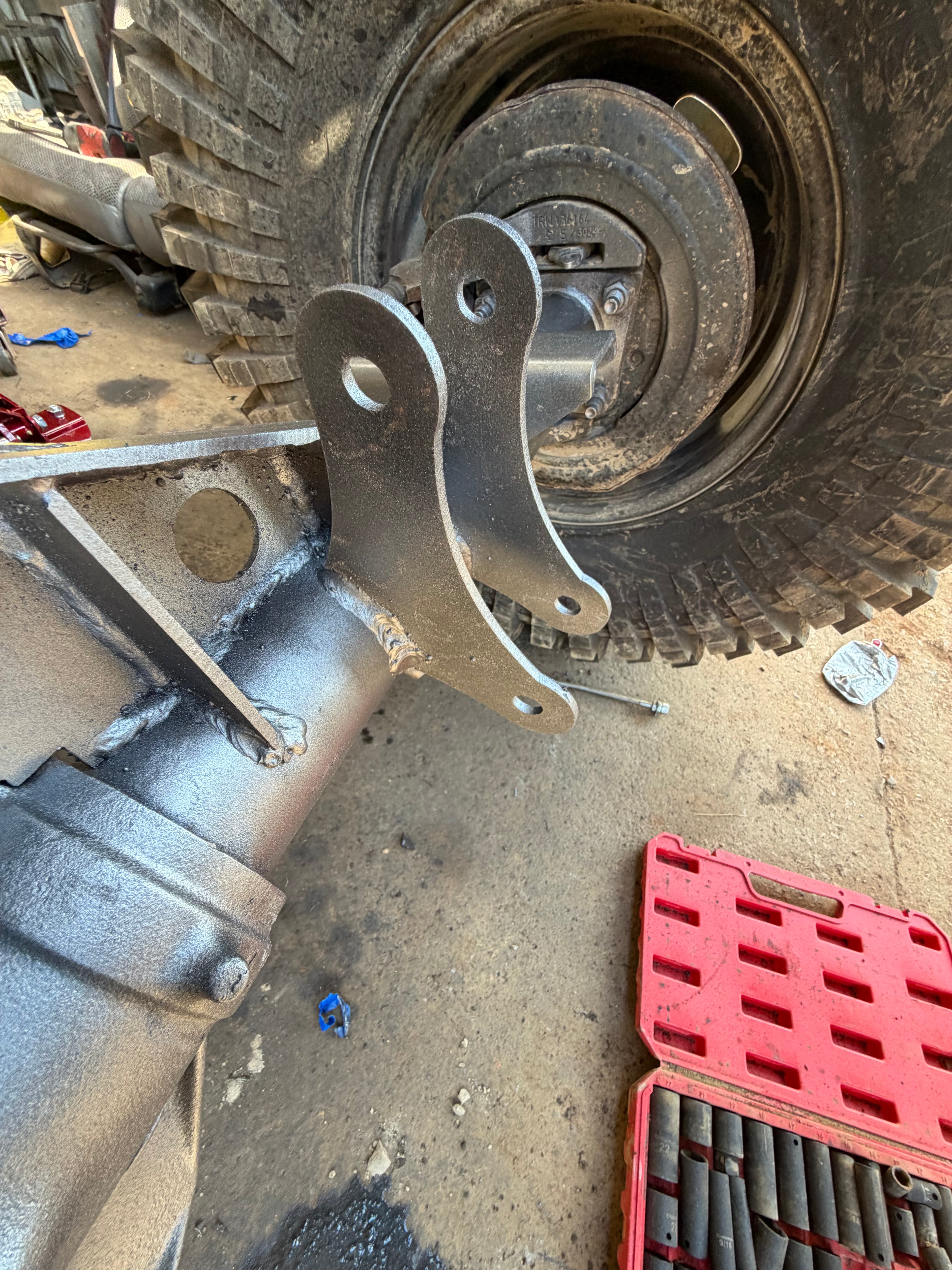 Axle side anti wrap bracket
